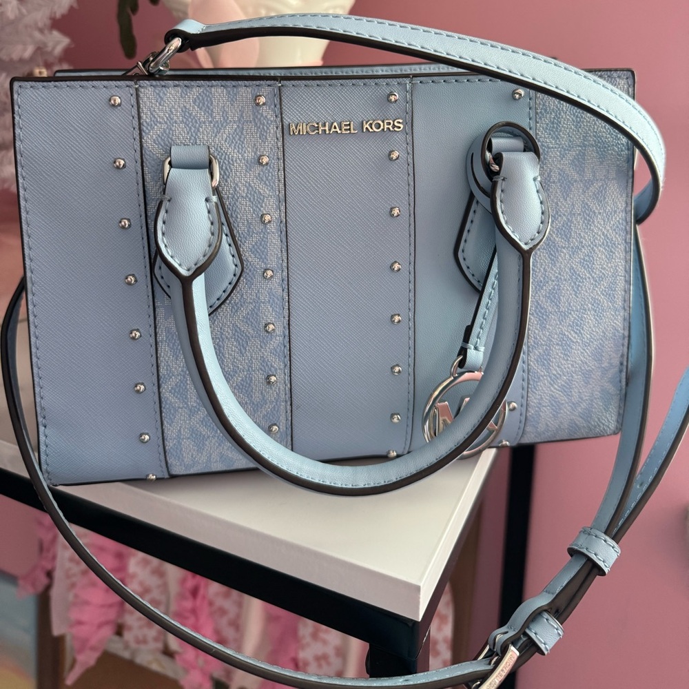 🩵 Michael Kors Small Sheila Satchel 🩵